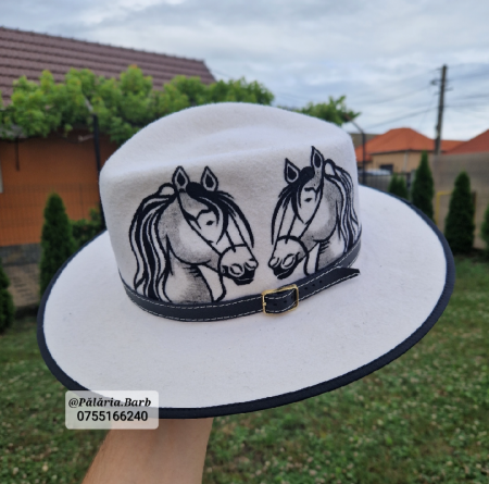 Pălărie albă cu 2 cai pictați + nume [2]