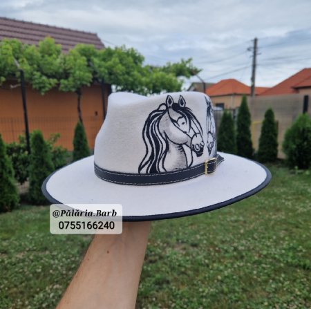 Pălărie albă cu 2 cai pictați + nume [1]