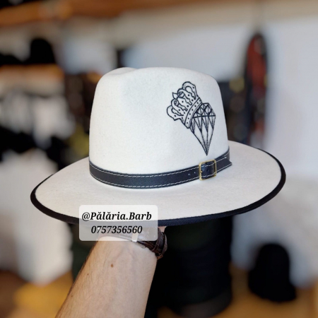 Pălărie albă cu diamant pictat [1]