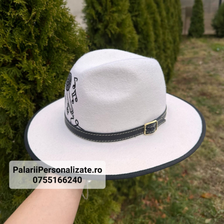 Pălărie albă pictată cu microfon și note muzicale [1]