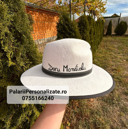 Pălărie albă cu TikTok + Nume [2]