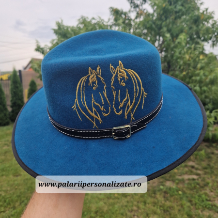 Pălărie albastră cu 2 cai cusuți [2]
