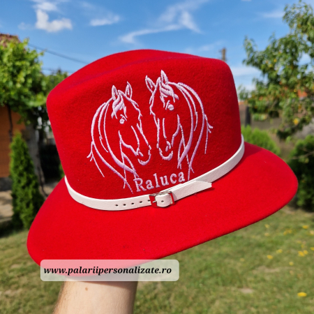 Pălărie roșie "Parlamentară" cu 2 cai cusuți + nume [2]