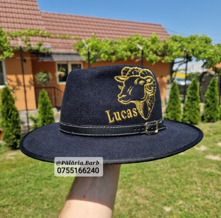 Pălărie bleumarin cu berbec auriu cusut [1]