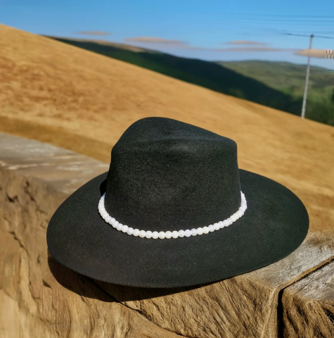 Pălărie cu bor larg cu fir de perle [1]