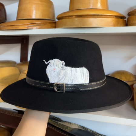 Pălării cu Berbeci - Pălărie cu borul, neagră, pictată manual cu berbec