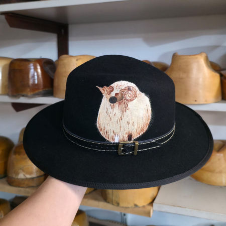 Pălării cu Berbeci - Pălărie cu borul, pictată manual cu berbec