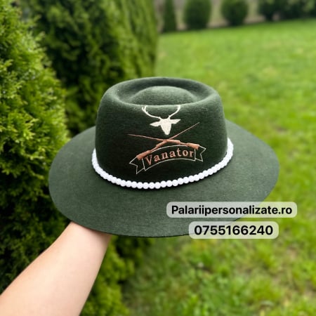 Pălării Personalizate - Pălărie de damă verde cu model de vânătoare - cerb + carabine + nume