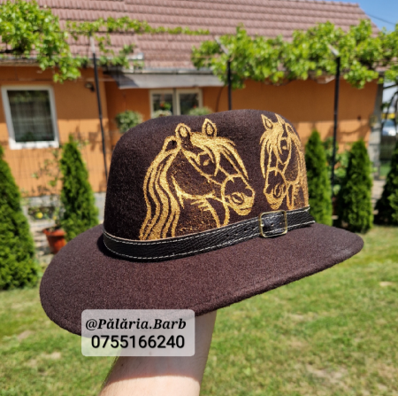 Pălării cu Cai - Pălărie maro "Parlamentară" cu 2 cai pictați