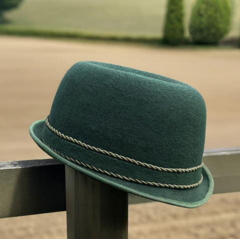 Pălărie oșenească verde, încadrată [1]