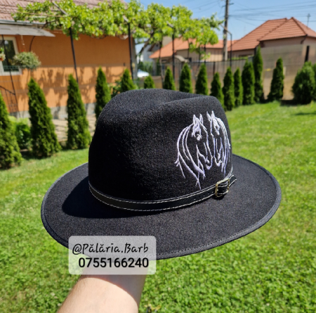 Pălărie neagră cu 2 cai cusuți ALB [1]