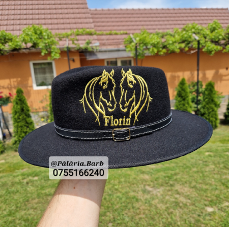 Pălării Personalizate - Pălărie neagră cu 2 cai cusuți + Nume