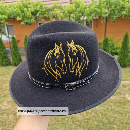 Pălărie neagră cu 2 cai cusuți [2]