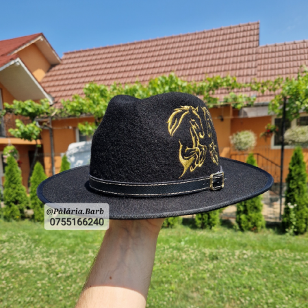 Pălărie neagră cu 2 cai în 2 picioare [1]