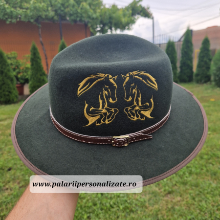 Pălărie verde cu 2 cai în 2 picioare [2]