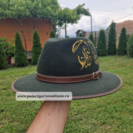 Pălărie verde cu 2 cai în 2 picioare [1]