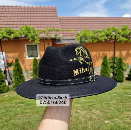 Pălărie neagră cu cal în 2 picioare cusut + Nume [1]