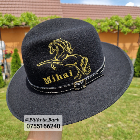 Pălărie neagră cu cal în 2 picioare cusut + Nume [2]