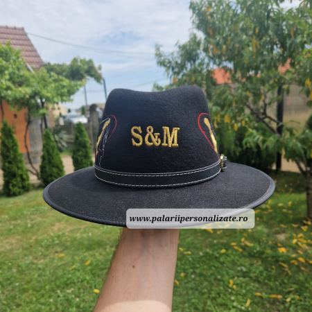 Pălărie neagră cu mire și mireasă + Nume [2]