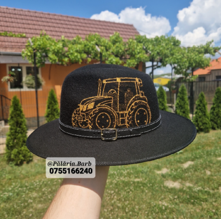 Pălării Pictate Manual - Pălărie neagră cu tractor FENDT pictat
