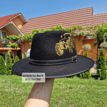 Pălărie neagră cu tractor cusut [1]