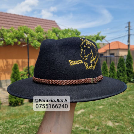 Pălărie neagră cu un cap de cal cusut + Nume și stea în frunte [1]