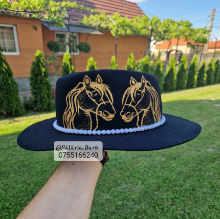 Pălărie neagră DAMĂ cu 2 cai pictați [2]