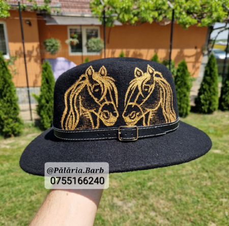 Pălării cu Cai - Pălărie neagră "Parlamentară" cu 2 cai pictați