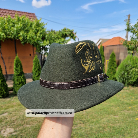 Pălărie verde "Parlamentară" cu 2 cai în 2 picioare cusuți [1]