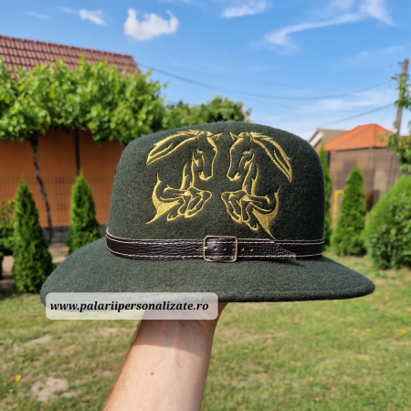 Pălării cu Cai - Pălărie verde "Parlamentară" cu 2 cai în 2 picioare cusuți