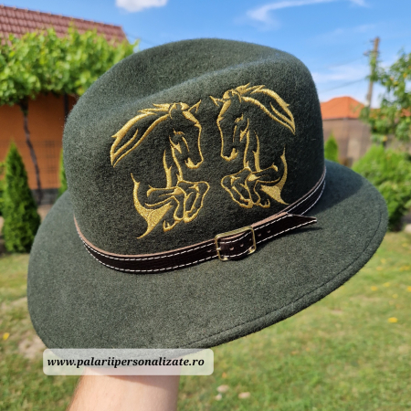 Pălărie verde "Parlamentară" cu 2 cai în 2 picioare cusuți [2]