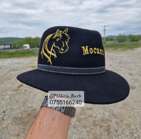 Pălărie neagră "Parlamentară" cu cal cusut pe ambele părți + nume [1]