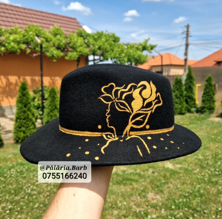 Pălării Pictate Manual - Pălărie neagră "Parlamentară" cu cap de damă pictat