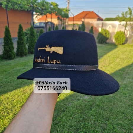 Pălărie neagră "Parlamentară" pictată cu lup și pușcă + nume [1]