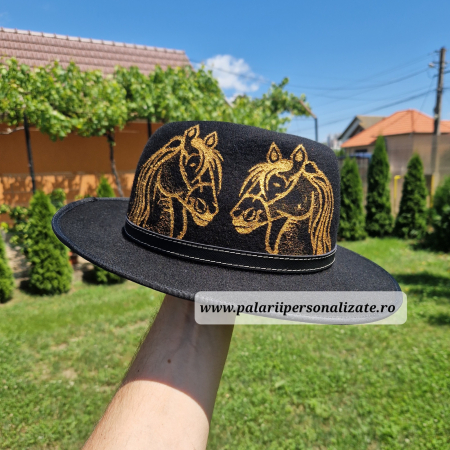 Pălărie neagră pictată cu 2 cai și diamant [1]