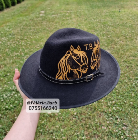 Pălărie neagră pictată cu 2 cai și vultur + Nume [2]