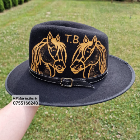 Pălării cu Cai - Pălărie neagră pictată cu 2 cai și vultur + Nume