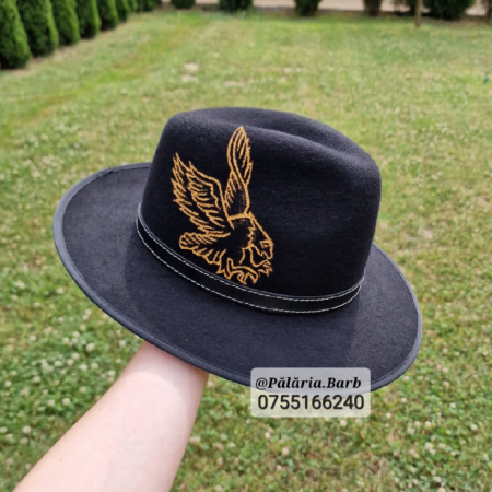 Pălărie neagră pictată cu 2 cai și vultur + Nume [1]
