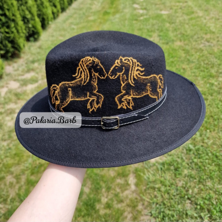 Pălării cu Cai - Pălărie neagră pictată cu 2 cai in două picioare