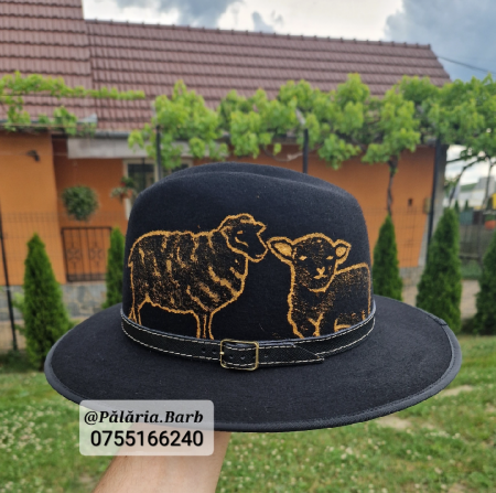 Pălării cu Berbeci - Pălărie neagră pictată cu oaie și miel