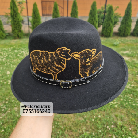 Pălărie neagră pictată cu oaie și miel [2]
