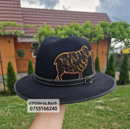 Pălărie neagră pictată cu oaie și miel [1]
