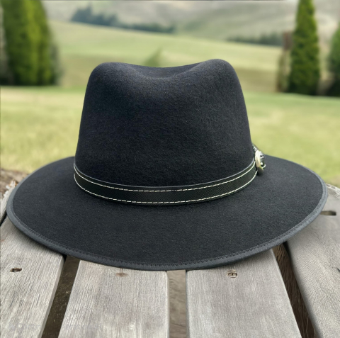 Pălărie neagră, unisex cu bor drept [1]