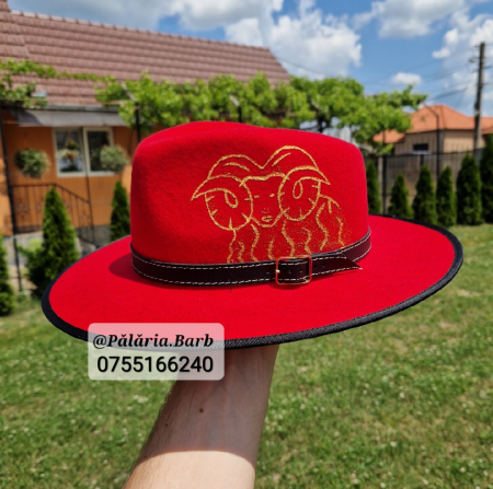 Pălării cu Berbeci - Pălărie roșie cu berbec pictat