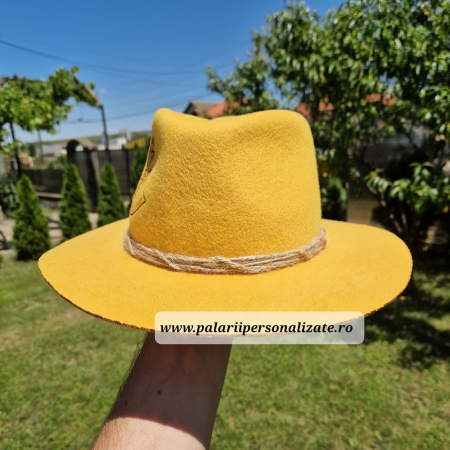 Pălărie galbenă pirogravată cu model floral [1]