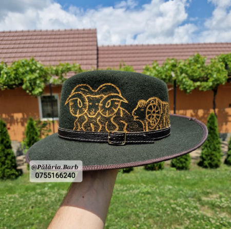 Pălării cu Berbeci - Pălărie verde cu 2 berbeci pictați
