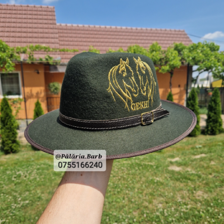 Pălărie verde cu 2 cai cusuți + Nume [1]