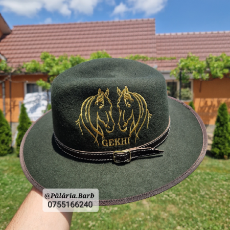 Pălărie verde cu 2 cai cusuți + Nume [2]