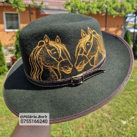 Pălărie verde cu 2 cai pictați [2]