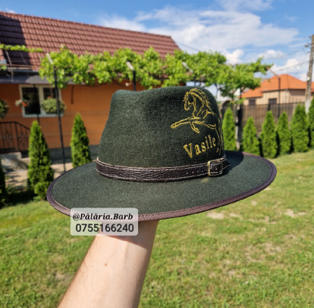 Pălărie verde cu cal in 2 picioare cusut + Nume [1]